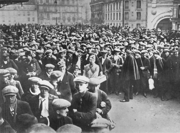 Framed Print : The new French armies: Conscripts and volunteers waiting to enrol for service, 1915 Framed Print : The new French armies: Conscripts and volunteers waiting to enrol for service, 1915