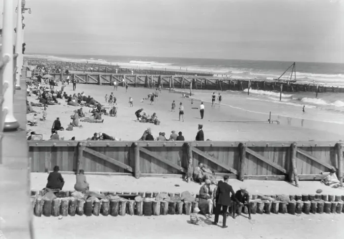 Framed Print : New York City views, Long Beach, 1927 Creator: Arnold Genthe Framed Print : New York City views, Long Beach, 1927 Creator: Arnold Genthe