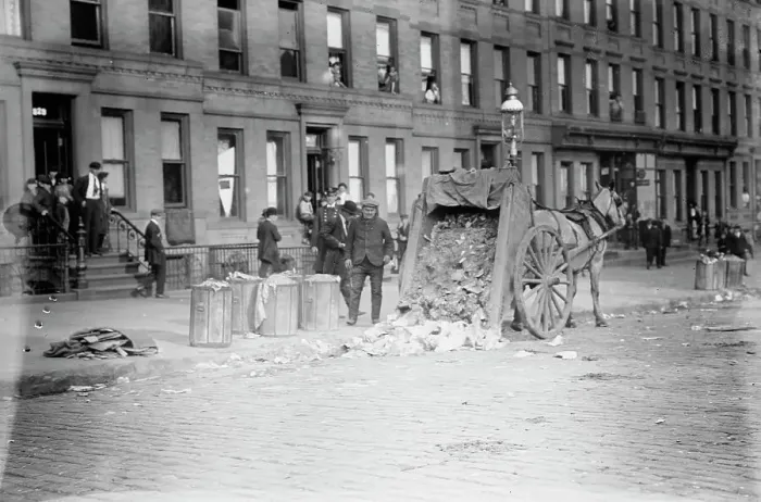 Framed Print : New York's streets, 1911. Creator: Bain News Service Framed Print : New York's streets, 1911. Creator: Bain News Service
