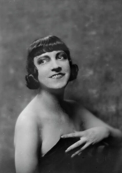Nielsen, Asta, Miss, portrait photograph, 1917 Aug. 20. Creator: Arnold Genthe