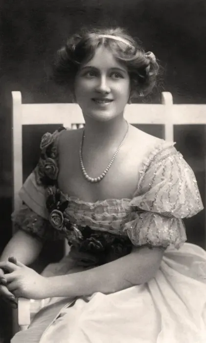 Framed Print : Nina Sevening, British actress, early 20th century. Artist: Dover Street Studios Framed Print : Nina Sevening, British actress, early 20th century. Artist: Dover Street Studios
