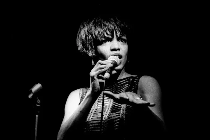Framed Print : Nnenna Freelon, Ronnie Scotts, Soho, London, July 2000. Artist: Brian O Connor Framed Print : Nnenna Freelon, Ronnie Scotts, Soho, London, July 2000. Artist: Brian O Connor