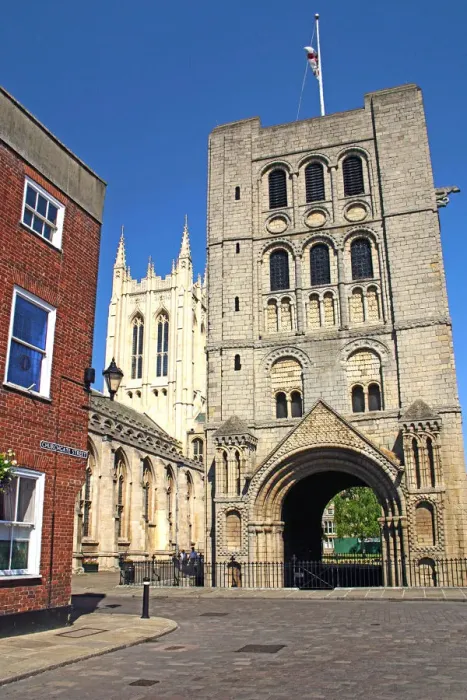 Framed Print : Norman Tower and Gatehouse, Bury St Edmunds, England Framed Print : Norman Tower and Gatehouse, Bury St Edmunds, England