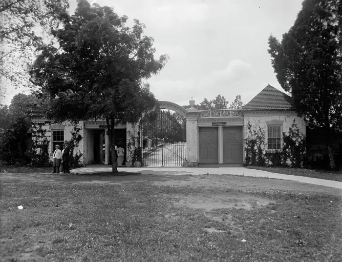 Framed Print : North (Texas) lodge gate, Mt. Vernon, Va. between 1900 and 1915. Creator: Unknown Framed Print : North (Texas) lodge gate, Mt. Vernon, Va. between 1900 and 1915. Creator: Unknown