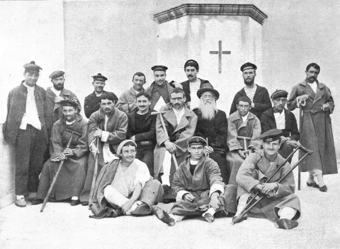 Framed Print : Nos marins blesses pendant les journees des 1er et 2 decembre, en traitement a... 1916. Creator: Unknown Framed Print : Nos marins blesses pendant les journees des 1er et 2 decembre, en traitement a... 1916. Creator: Unknown