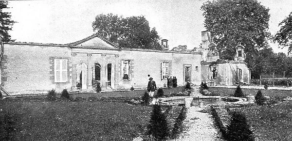 'Nos regions Devastees; Le chateau d'Etrepy (Marne): facade sur le parc, 1914. Creator: Unknown