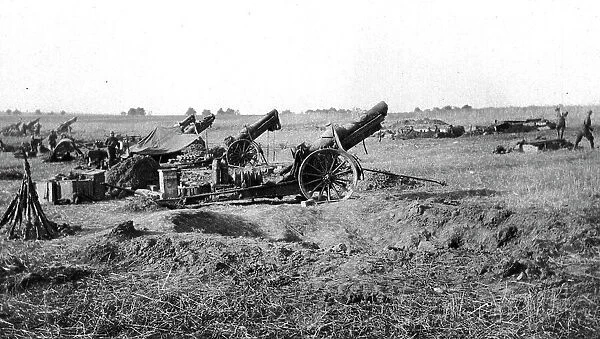 Notre Artillerie dans les lignes Allemandes; batteries amercaines de 155, en position de... 1918. Creator: Unknown