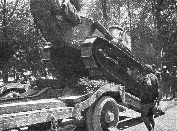 Notre Artillerie d'Assaut; La Replique de Foch: Au Sud-ouest de Soissons; embarquement... 1918. Creator: Unknown