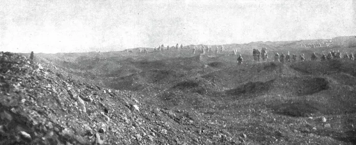 Framed Print : Notre attaque du 24 octobre 1916; Continuant leur progression, les vagues d'assaut traversent la Pe Creator: Unknown Framed Print : Notre attaque du 24 octobre 1916; Continuant leur progression, les vagues d'assaut traversent la Pe Creator: Unknown
