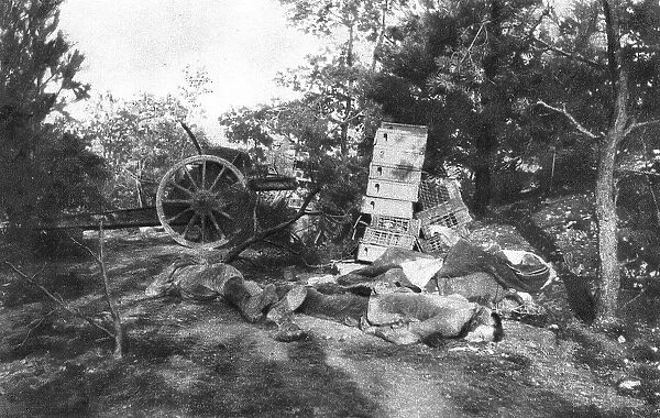 Notre offensive du 15 decembre 1916; Artilleurs allemands tuers a leur piece, 1916. Creator: Unknown
