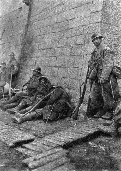 Framed Print : Notre offensive du 15 decembre 1916; Trois des notres eclopes, avaient refuse de se laisser evacuer Creator: Unknown Framed Print : Notre offensive du 15 decembre 1916; Trois des notres eclopes, avaient refuse de se laisser evacuer Creator: Unknown