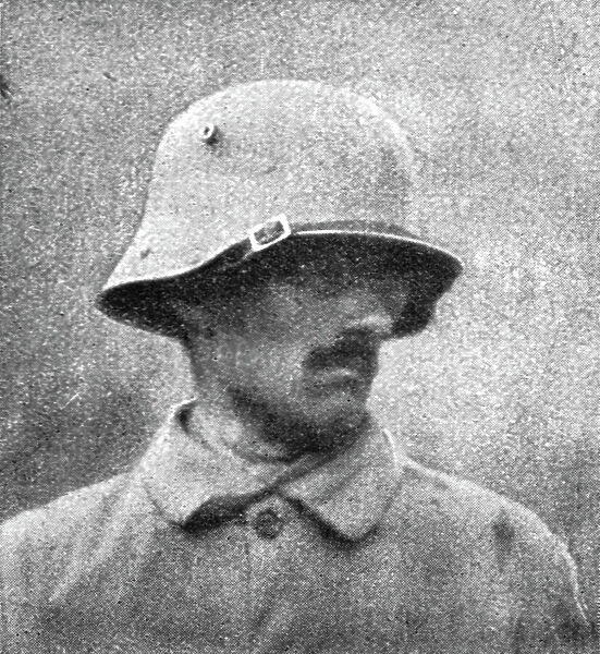 Un nouveau casque allemand; le nouveau casque de tranchee des Allemands, 1916. Creator: Unknown