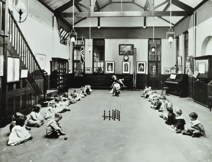 Framed Print : Number work, Southfields Infants School, Wandsworth, London, 1907 Framed Print : Number work, Southfields Infants School, Wandsworth, London, 1907