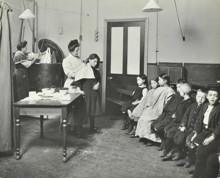 Framed Print : Nurse cutting childrens verminous hair, Finch Street Cleansing Station, London, 1911 Framed Print : Nurse cutting childrens verminous hair, Finch Street Cleansing Station, London, 1911