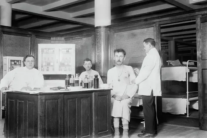Framed Print : N.Y. City lodging house - vaccinating, 1914. Creator: Bain News Service