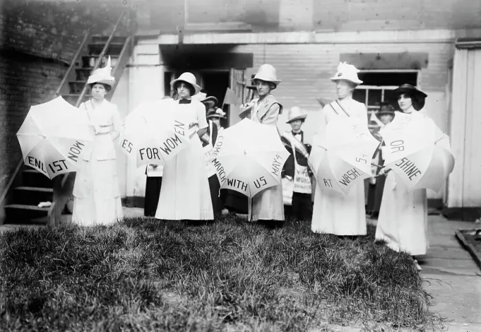 Framed Print : N.Y. Suffragettes, between c1910 and c1915. Creator: Bain News Service Framed Print : N.Y. Suffragettes, between c1910 and c1915. Creator: Bain News Service