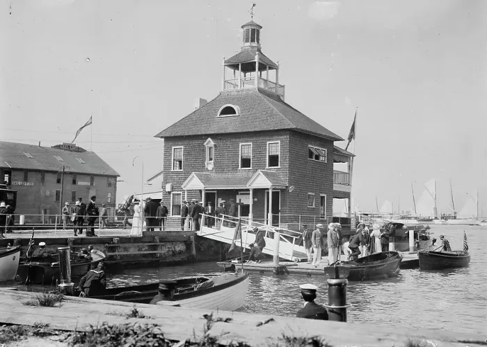 Framed Print : N.Y. Yacht Club Landing - Newport, between c1910 and c1915. Creator: Bain News Service Framed Print : N.Y. Yacht Club Landing - Newport, between c1910 and c1915. Creator: Bain News Service