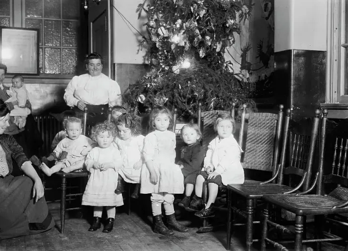 Framed Print : N.Y.C. lodging house -- Xmas tree, between c1910 and c1915. Creator: Bain News Service Framed Print : N.Y.C. lodging house -- Xmas tree, between c1910 and c1915. Creator: Bain News Service