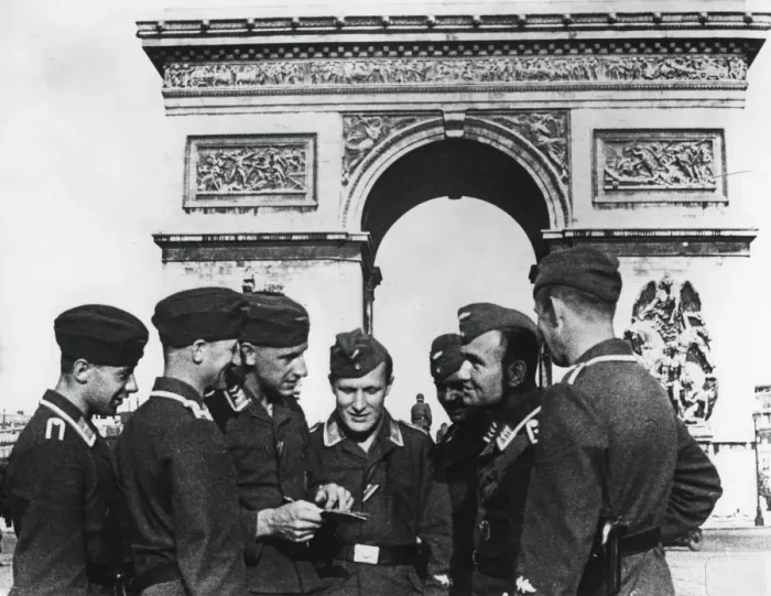 Framed Print : Occupying German troops at the Arc de Triomphe, Paris, June 1940 Framed Print : Occupying German troops at the Arc de Triomphe, Paris, June 1940