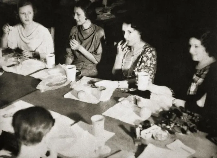 Framed Print : Office girls taking their lunch break, New York, USA, early 1930s Framed Print : Office girls taking their lunch break, New York, USA, early 1930s