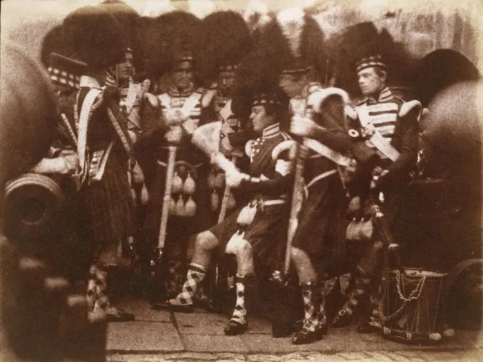Framed Print : [Officer of the 92nd Gordon Highlanders Reading to the Troops, Edinburgh Castle], April 9