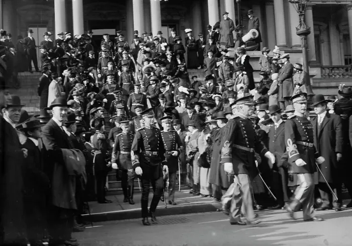 Framed Print : Officers going to Wh. House, between c1910 and c1915. Creator: Bain News Service Framed Print : Officers going to Wh. House, between c1910 and c1915. Creator: Bain News Service