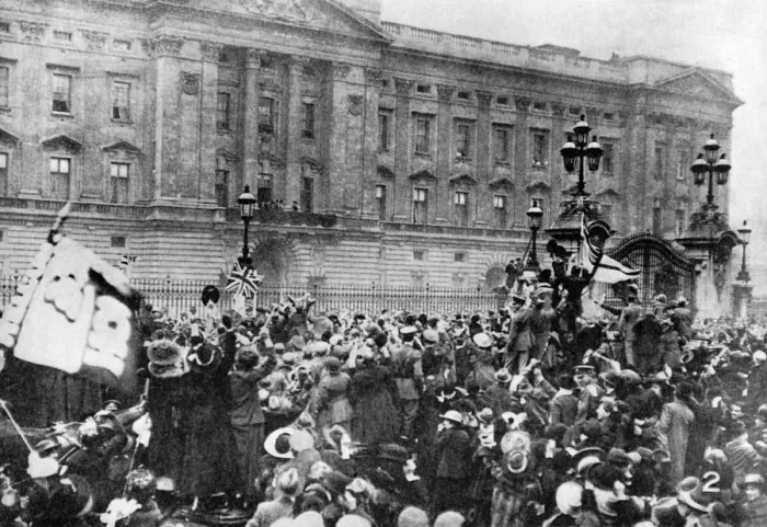 Framed Print : The official notice of the armistice being read, Buckingham Palace, 1918 (1936) Framed Print : The official notice of the armistice being read, Buckingham Palace, 1918 (1936)