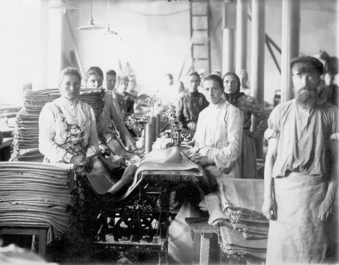 Framed Print : Okulov textile bag factory. Kulotino, 1905. Artist: Anonymous Framed Print : Okulov textile bag factory. Kulotino, 1905. Artist: Anonymous