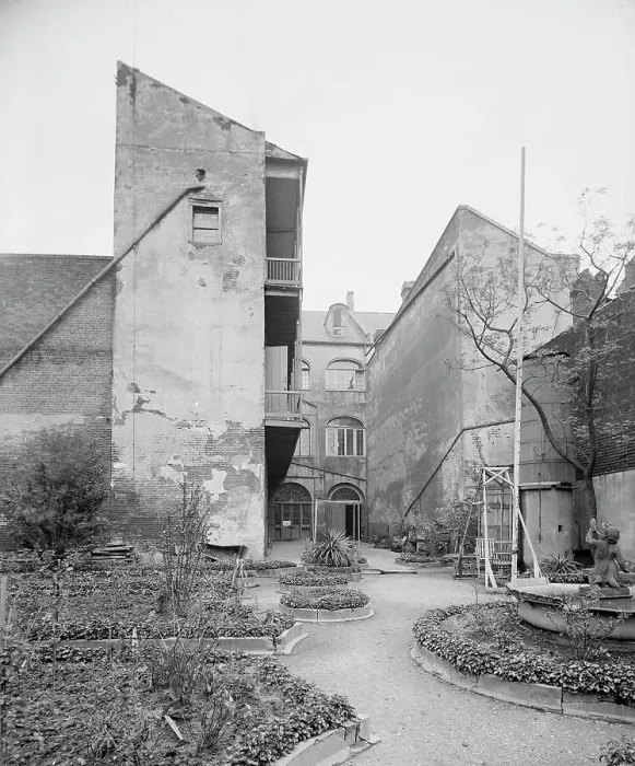 Framed Print : Old French court yard, New Orleans, La. between 1900 and 1906. Creator: Unknown Framed Print : Old French court yard, New Orleans, La. between 1900 and 1906. Creator: Unknown