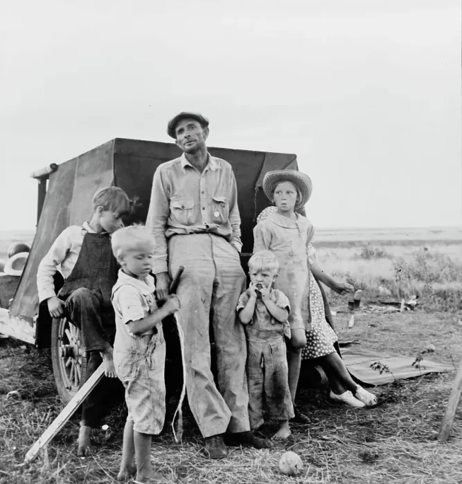 Framed Print : Old time professional migratory laborer camping on the outskirts of Perryton, Texas, 1938. Creator: Dorothea Lange