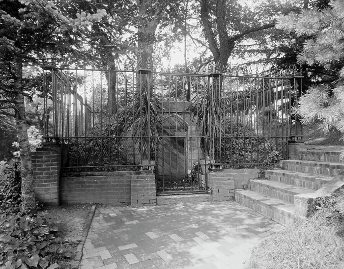 Framed Print : The Old tomb at Mt. Vernon, c.between 1910 and 1920. Creator: Unknown Framed Print : The Old tomb at Mt. Vernon, c.between 1910 and 1920. Creator: Unknown