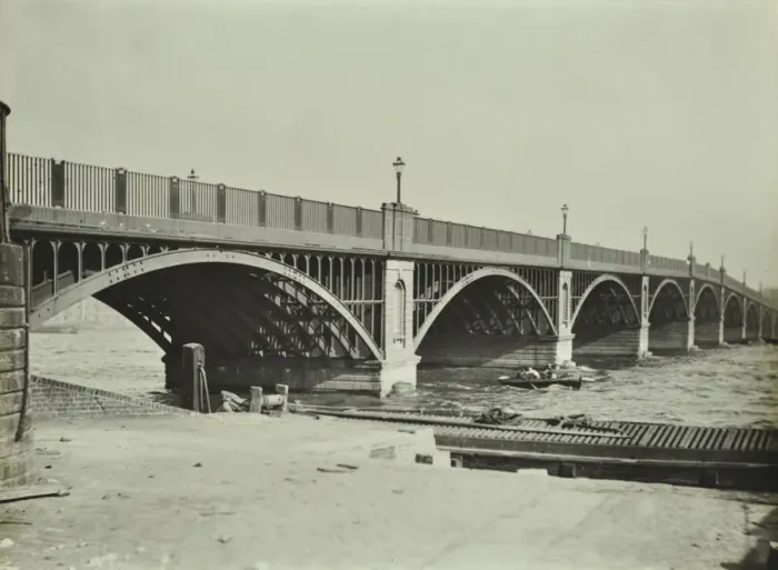 Framed Print : Old Vauxhall Bridge, London, 1903 Framed Print : Old Vauxhall Bridge, London, 1903