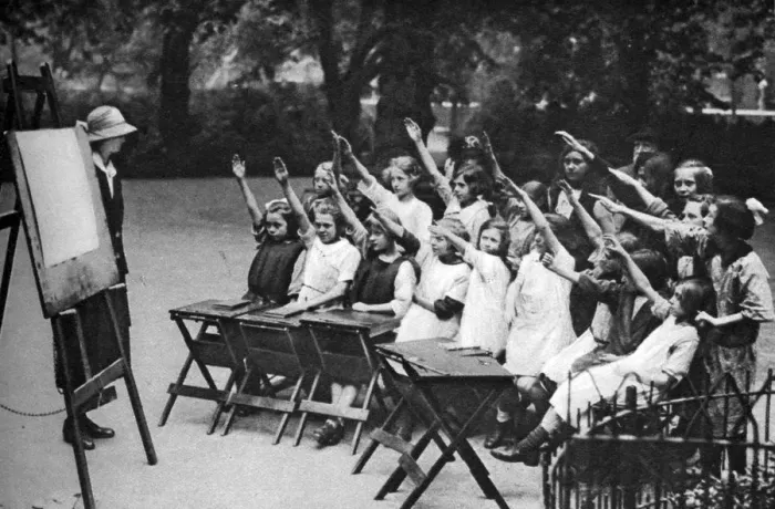 Framed Print : Open air class in Lincolns Inn Fields, London, 1926-1927 Framed Print : Open air class in Lincolns Inn Fields, London, 1926-1927