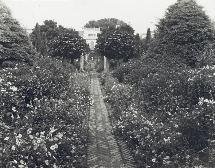 Framed Print : The Orchard, James Lawrence Breese house, 151 Hill Street, Southampton, New York, 1912. Creator: Frances Benjamin Johnston. The Orchard, James Lawrence Breese house, 151 Hill Street, Southampton, New York, 1912 Framed Print : The Orchard, James Lawrence Breese house, 151 Hill Street, Southampton, New York, 1912. Creator: Frances Benjamin Johnston. The Orchard, James Lawrence Breese house, 151 Hill Street, Southampton, New York, 1912