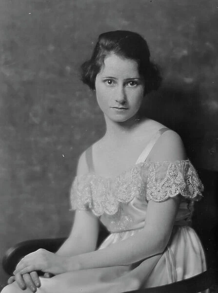 Orne, Isabel, Miss, portrait photograph, 1916. Creator: Arnold Genthe