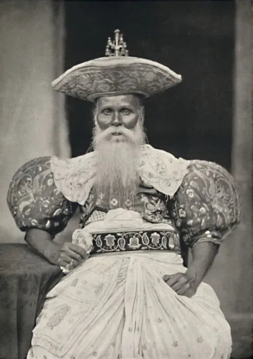 Framed Print : Ortsvorstand in Kandy in der altsinghalesischen Tracht, 1926 Framed Print : Ortsvorstand in Kandy in der altsinghalesischen Tracht, 1926