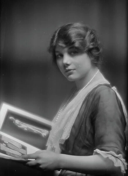 Ottie, Miss, portrait photograph, 1913. Creator: Arnold Genthe