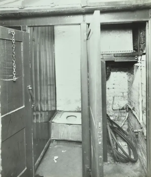 Framed Print : Outside toilet, Belleville Road School, London, 1936 Framed Print : Outside toilet, Belleville Road School, London, 1936
