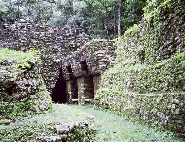 Overview front of the Temple of the Labyrinth in Yaxchilan