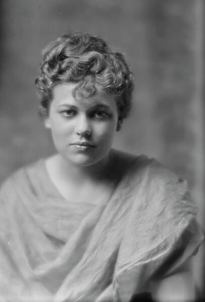 Owen, Dorothy, Miss, portrait photograph, 1914 Apr. 16. Creator: Arnold Genthe