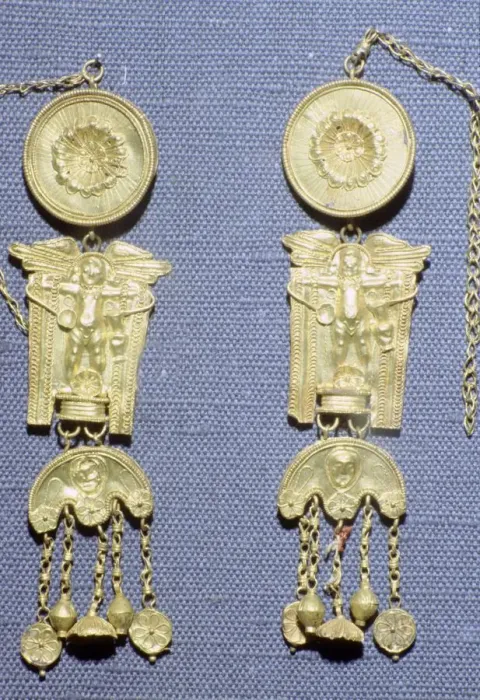 Framed Print : A pair of Roman gold earrings from Granada, Spain Framed Print : A pair of Roman gold earrings from Granada, Spain