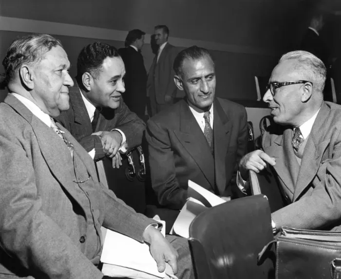 Framed Print : US and Pakistan delegates at the United Nations, Paris, 1950s Framed Print : US and Pakistan delegates at the United Nations, Paris, 1950s