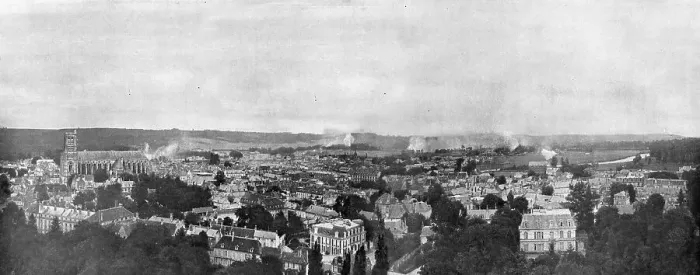 Framed Print : Panorama de Soissons sous le feu de la grosse artillerie allemande, 1914. Creator: Unknown Framed Print : Panorama de Soissons sous le feu de la grosse artillerie allemande, 1914. Creator: Unknown