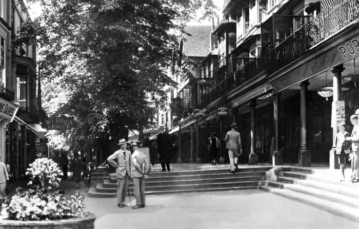 Framed Print : The Pantiles, Tunbridge Wells, Kent, early 20th century Framed Print : The Pantiles, Tunbridge Wells, Kent, early 20th century