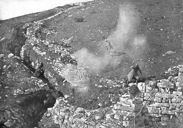 Par Dela les Alpes; Sur le front italien: l'explosion d'un shrapnell sur une tranchee... 1917. Creator: Unknown