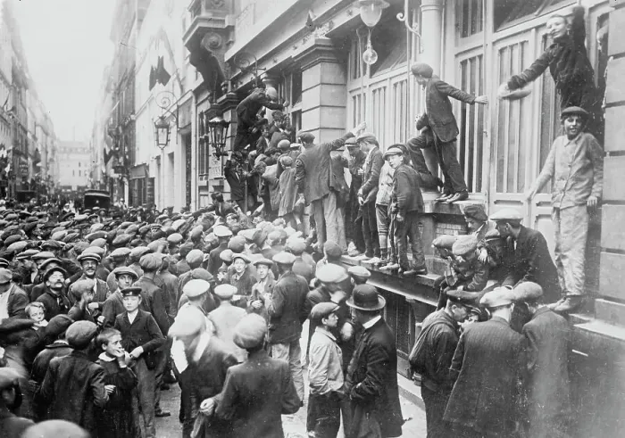 Framed Print : Paris, Newsboys waiting for Extras, between c1914 and c1915. Creator: Bain News Service. Paris, Newsboys waiting for Extras, between c1914 and c1915. Creator: Bain News Service Framed Print : Paris, Newsboys waiting for Extras, between c1914 and c1915. Creator: Bain News Service. Paris, Newsboys waiting for Extras, between c1914 and c1915. Creator: Bain News Service