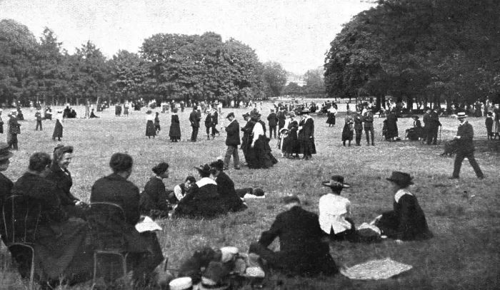 Framed Print : Paris pendant la Bataille de Paris'; le dimanche au bois de Boulogne, 1918. Creator: Unknown. Paris pendant la Bataille de Paris'; le dimanche au bois de Boulogne, 1918. Creator: Unknown Framed Print : Paris pendant la Bataille de Paris'; le dimanche au bois de Boulogne, 1918. Creator: Unknown. Paris pendant la Bataille de Paris'; le dimanche au bois de Boulogne, 1918. Creator: Unknown