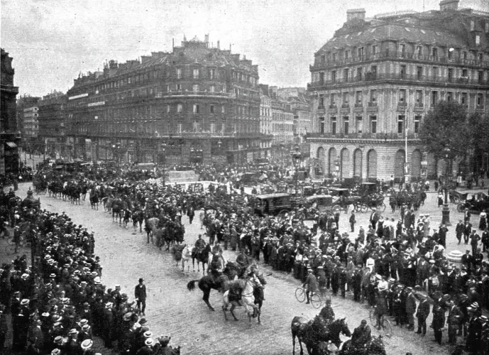 Framed Print : Paris Transforme; Autobus et limousines ont ete requisitionnes, 1914. Creator: Unknown Framed Print : Paris Transforme; Autobus et limousines ont ete requisitionnes, 1914. Creator: Unknown