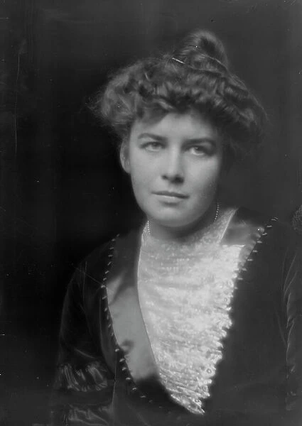 Parker, Dorothy, portrait photograph, 1912 Nov. 30. Creator: Arnold Genthe