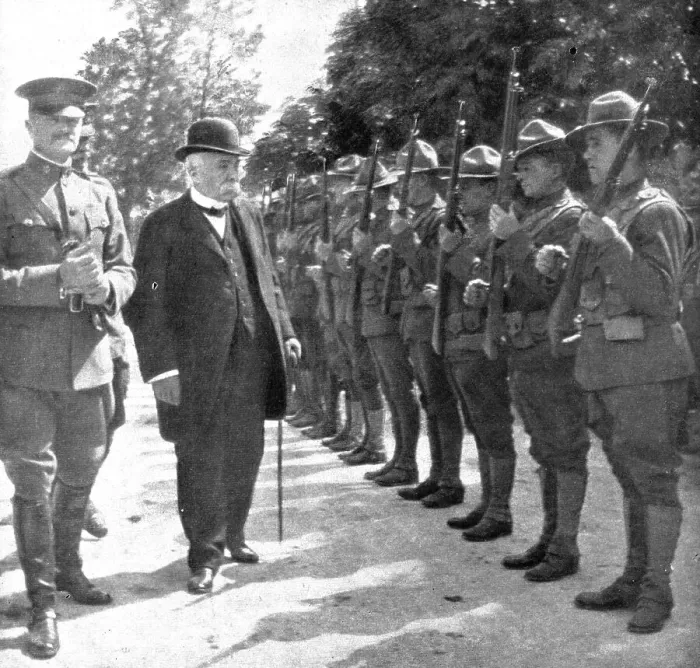 Framed Print : Parmi les soldats de l'entente; M. Clemenceau dans les cantonnements americains... 1918. Creator: Unknown Framed Print : Parmi les soldats de l'entente; M. Clemenceau dans les cantonnements americains... 1918. Creator: Unknown